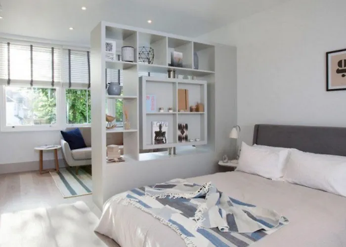 The Roundabout Hideout 1 *